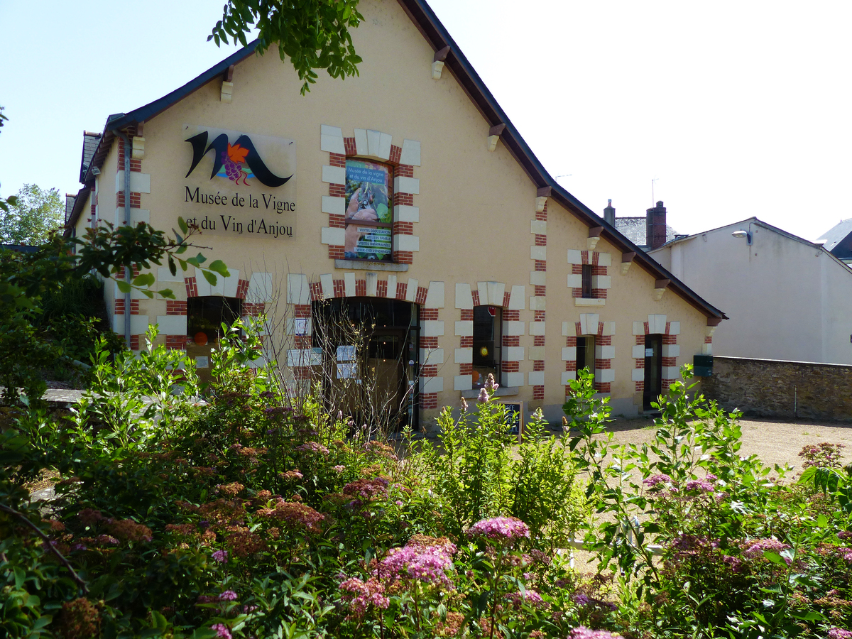musée vin saint lambert du lattay - façade